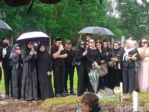 Video: Kesedihan Reza Arap di Pemakaman Lula Lahfah
