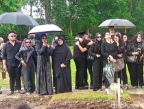 Video: Suasana Pemakaman Lula Lahfah