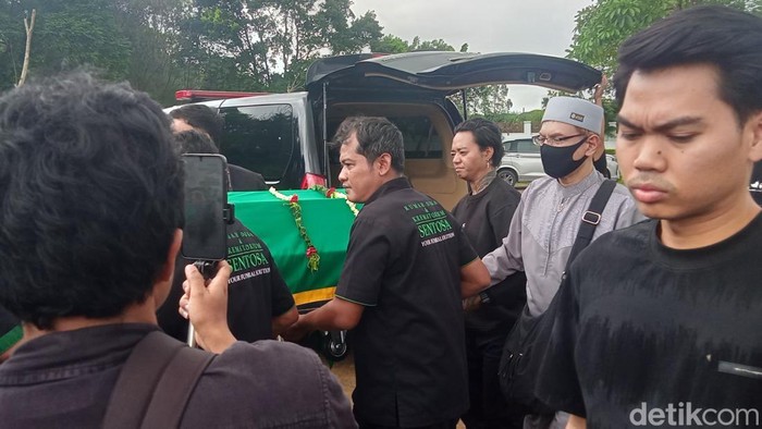 Permintaan Maaf Ayah Lula Lahfah di Pemakaman