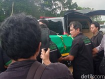 Permintaan Maaf Ayah Lula Lahfah di Pemakaman