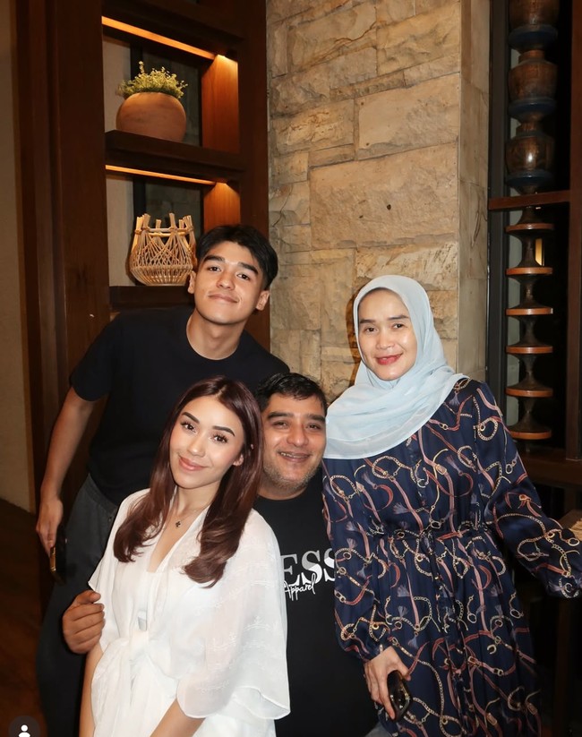 Melalui akun Instagram pribadinya Lula cukup sering membagikan kebersamaannya dengan keluarga. Kini momen manis kebersamaan tersebut tinggal kenangan. Lula dikabarkan menghembuskan nafas terakhir pada Jumat (23/1/26). Foto: Instagram/@lulalahfah