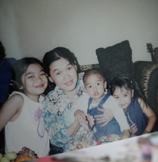 Lula sempat membagikan momen manis kebersamaannya saat kecil bersama kakak dan adik serta ibunya. Lula kecil tampak imut dengan rambut diikat dua. Foto: Instagram/@lulalahfah