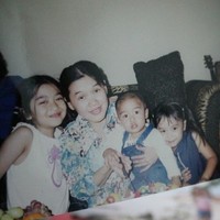 Lula sempat membagikan momen manis kebersamaannya saat kecil bersama kakak dan adik serta ibunya. Lula kecil tampak imut dengan rambut diikat dua. Foto: Instagram/@lulalahfah