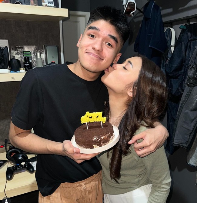 Dalam unggahan-unggahannya terlihat Lula sangat dekat dengan adik laki-lakinya. Kebersamaan keduanya bahkan sering disebut bak orang pacaran. Foto: Instagram/@lulalahfah