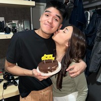 Dalam unggahan-unggahannya terlihat Lula sangat dekat dengan adik laki-lakinya. Kebersamaan keduanya bahkan sering disebut bak orang pacaran. Foto: Instagram/@lulalahfah