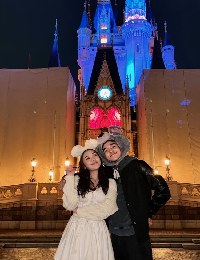 Lula dan Shaquille kerap menghabiskan waktu bersama, seperti saat liburan ke luar negeri. Kakak dan adik itu tampil kompak. Foto: Instagram/@lulalahfah