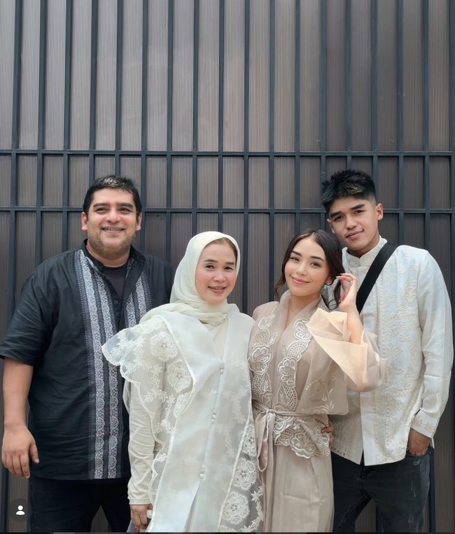 Lula ditemukan meninggal dunia di apartemennya di Dharmawangsa, Jakarta Selatan, pada Jumat (23/1/26). Saat ditemukan jenazahnya sudah kaku dan langsung dibawa ke RS Fatmawati. Penyebab kematian kekasih Reza Arap itu hingga kini masih dalam penyelidikan polisi. Foto: Instagram/@lulalahfah