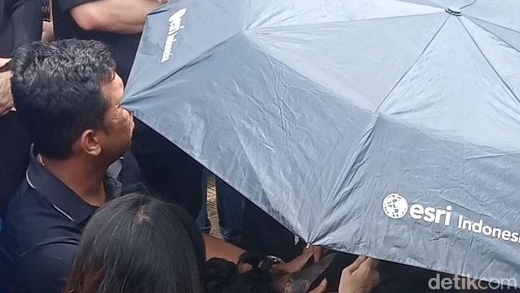 Emosional Reza Arap Usai Pemakaman Lula Lahfah