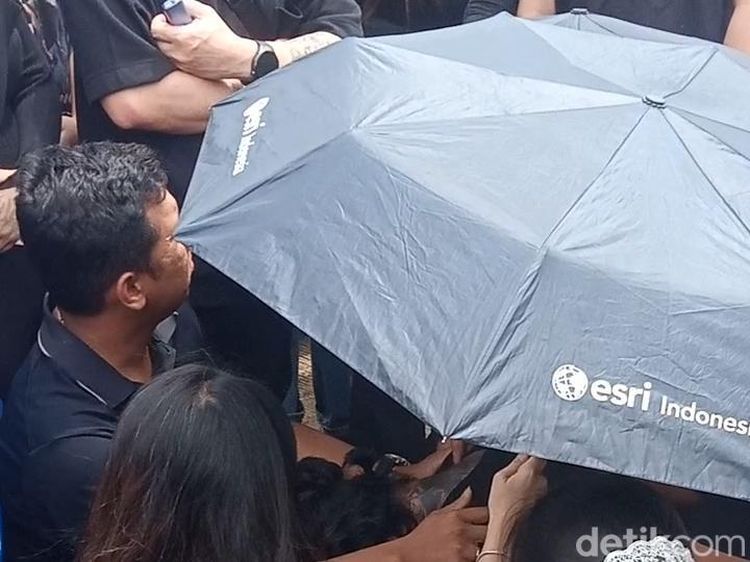 Emosional Reza Arap Usai Pemakaman Lula Lahfah