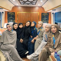 Lula Lahfah, Risya Brabo, Karin Novilda, Dara Arafah, dan Audrey Jesslyn mengabadikan momen saat di perjalanan menuju Madinah. Foto: Dok. Instagram @narinkovilda.