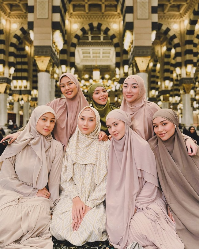 Lula Lahfah tampil anggun mengenakan French khimar berwarna cokelat dengan potongan yang lebar saat berada di dalam Masjid Nabawi. Foto: Dok. Instagram @narinkovilda.