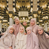 Lula Lahfah tampil anggun mengenakan French khimar berwarna cokelat dengan potongan yang lebar saat berada di dalam Masjid Nabawi. Foto: Dok. Instagram @narinkovilda.