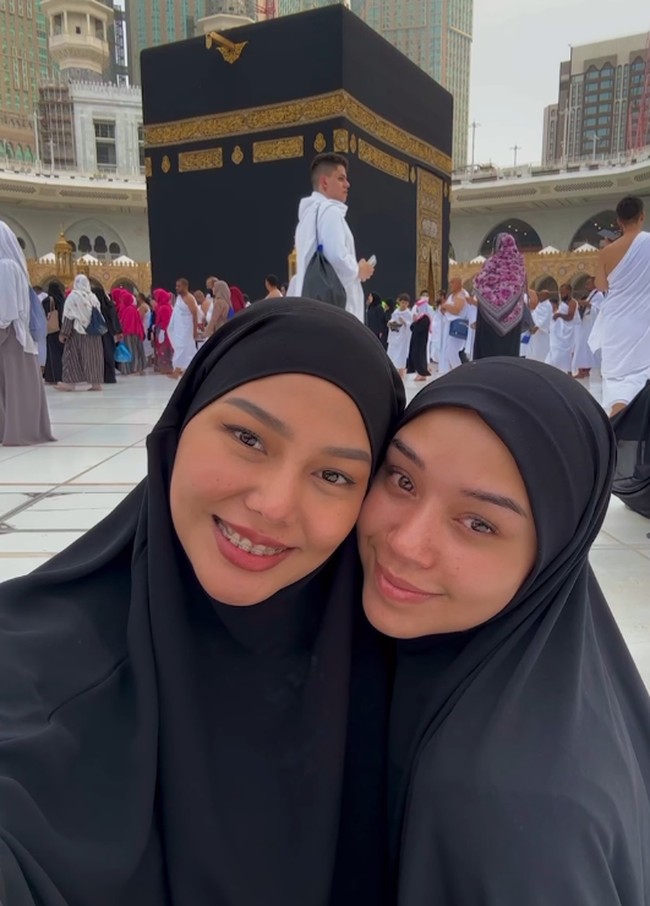 Dara Arafah mengunggah potret selfie bersama Lula Lahfah saat di depan Kabah. Ia memberikan doa yang tulus sahabat tercinta. Innā lillāhi wa innā ilaihi rāji‘ūn Sesungguhnya kami milik Allah dan sesungguhnya kepada-Nyalah kami kembali. Lulaa anak baik, banyak orang yang udah lulaa bantu, kita semua kehilangan Lulaaa, tapi Allah lebih sayang Lula, udah gak sakit lagi yaa nenggg See you, till I see you again Luliii❤️‍🩹. Al Fatihah Lula Lahfah binti Muhammad Feroz🤲🏻, tulis Dara. Foto: Dok. Instagram @daraarafah.