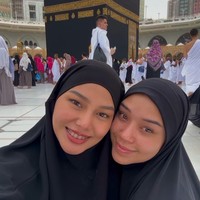 Dara Arafah mengunggah potret selfie bersama Lula Lahfah saat di depan Kabah. Ia memberikan doa yang tulus sahabat tercinta. Innā lillāhi wa innā ilaihi rāji‘ūn Sesungguhnya kami milik Allah dan sesungguhnya kepada-Nyalah kami kembali. Lulaa anak baik, banyak orang yang udah lulaa bantu, kita semua kehilangan Lulaaa, tapi Allah lebih sayang Lula, udah gak sakit lagi yaa nenggg See you, till I see you again Luliii❤️‍🩹. Al Fatihah Lula Lahfah binti Muhammad Feroz🤲🏻, tulis Dara. Foto: Dok. Instagram @daraarafah.