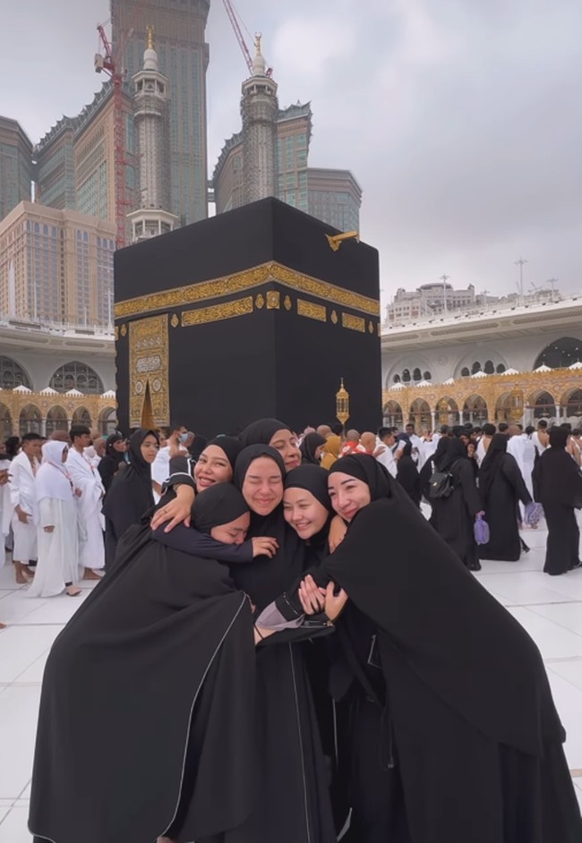 Momen penuh haru ini memperlihatkan kedekatan mereka yang kompak mengenakan abaya hitam serasi dalam suasana ibadah yang khidmat. Lula Lahfah berada di posisi tengah sambil memejamkan mata saat saling berpelukan erat dengan para sahabatnya di depan Kabah. Foto: Dok. Instagram @narinkovilda.