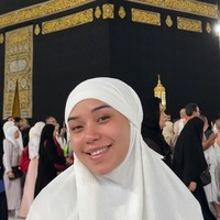 Berada di depan Kabah, Lula yang merupakan anak kedua dari tiga bersaudara ini terlihat mengenakan khimar instan berwarna putih selama beribadah. Foto: Dok. Instagram @lulalahfah.