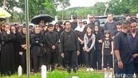 Jawab gue, kenapa semua orang ninggalin gue. Kenapa? teriak Reza Arap di TPU Rawa Terate, Cakung, Jakarta Timur, Sabtu (24/1/2026). Foto: Ahsan/detikhot