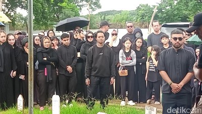Suasana Duka di Pemakaman Lula Lahfah, Reza Arap Berusaha Tegar