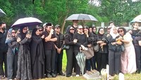 Sahabat-sahabat Lula Lahfah di antaranya, Fadil Jaidi, Keanu dan Dara Arafah turut hadir dalam proses pemakaman itu. Foto: Ahsan/detikhot