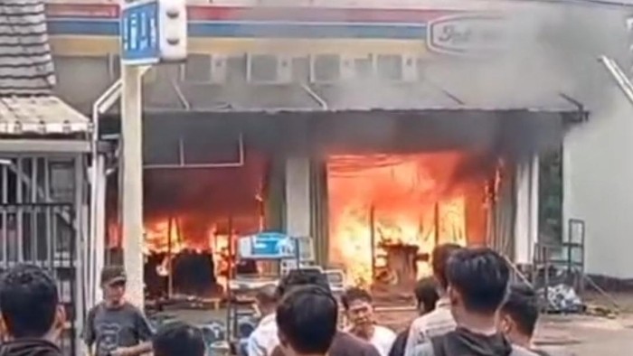 Minimarket di Way Kanan terbakar.