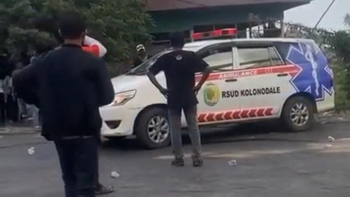 Mobil ambulans milik  RSUD Kolonodale yang membawa pasien ICU menuju RSUP Wahidin Sudirohusodo Makassar disuruh putar balik di tengah perjalanan oleh massa aksi.