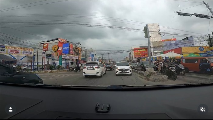mobil lawan arah di Cikarang.