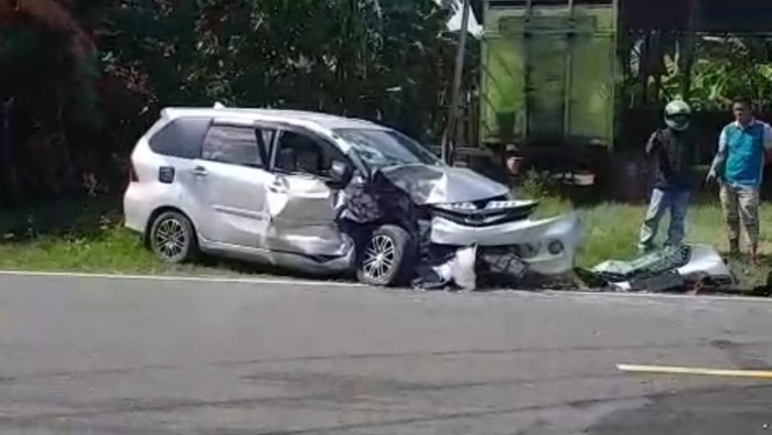 Mobil Xenia yang bertabrakan di jalan poros Maros-Bone.
