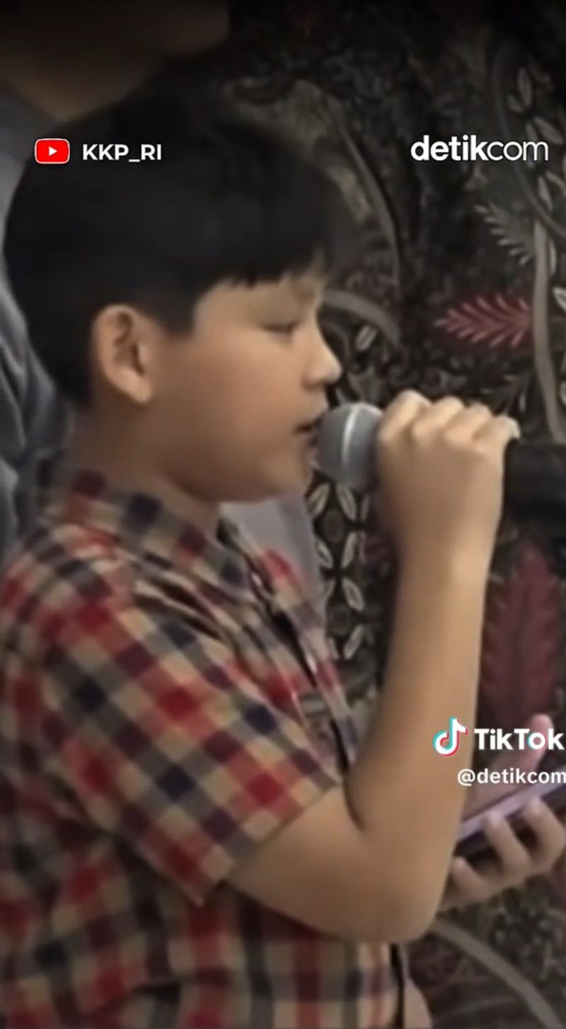 Momen Haru, Anak Pegawai KKP Lantunkan Surah Al-Insyirah di Depan Jenazah Ayah