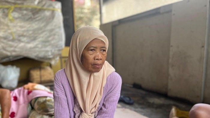 Banjir Pejaten Timur  Jaksel Belum Surut, Warga Ngungsi di Emperan Toko