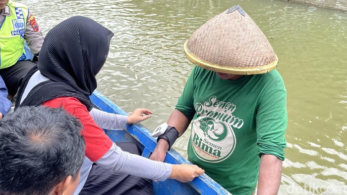 Obati Warga, Nakes di Pati Terobos Banjir 1 Meter Gunakan Perahu