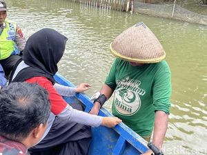 Obati Warga, Nakes di Pati Terobos Banjir 1 Meter Gunakan Perahu