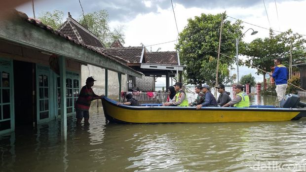 Tim kesehatan Puskesmas Jakenan naik perahu terobos banjir obat warga Desa Karangrowo Kecamatan Jakenan, Pati, Sabtu (24/1/2026).