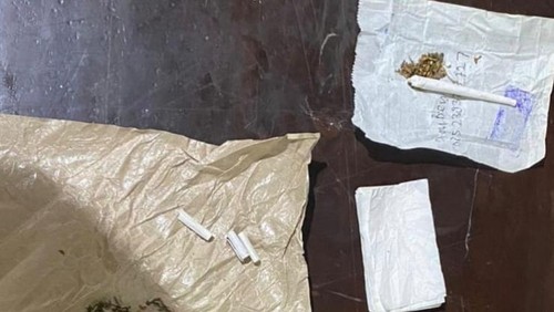 Satuan Reserse Narkoba Polres Manggarai mengamankan barang bukti ganja dari dua terduga pelaku, Jumat (23/1/2026) malam (Dok. Humas Polres Manggarai)