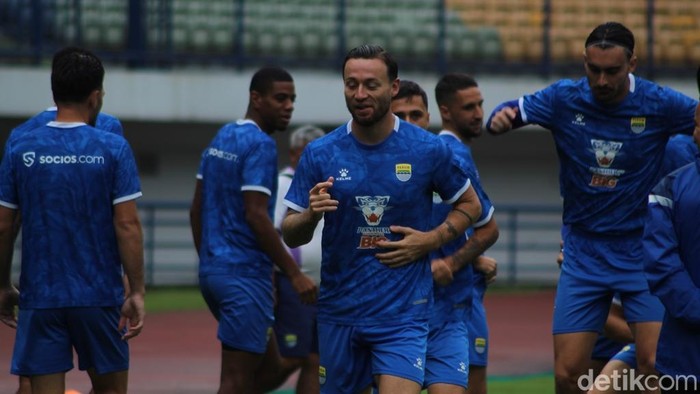 Para pemain Persib saat berlatih.
