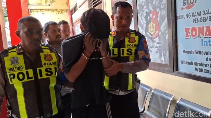 Pelaku MAR saat dikeleker di Polres Bangkalan