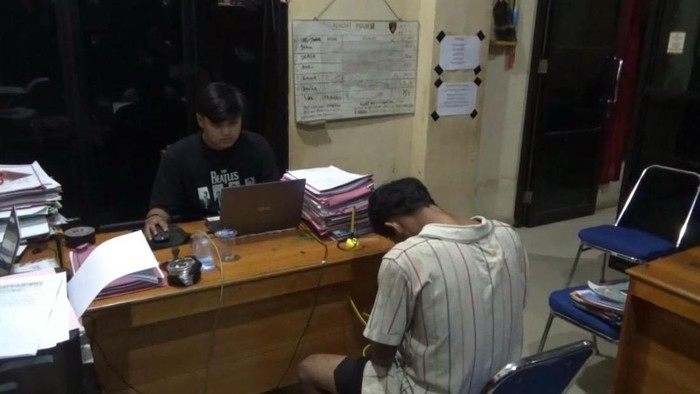 Pelaku saat diamankan polisi usai menusuk temannya di Bengkulu.