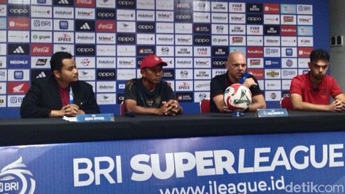 Pelatih Bali United, Johnny Jansen, saat konferensi pers seusai laga melawan Semen Padang di Stadion Kapten I Wayan Dipta, Gianyar, Bali, Sabtu (24/1/2026). (Foto: Krisna Pradipta/detikBali)