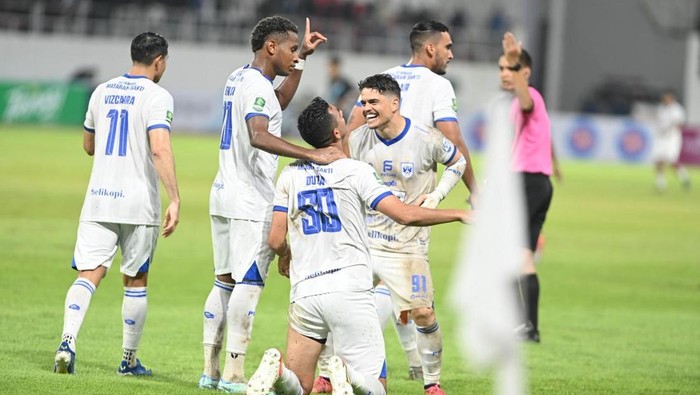 Para pemain PSIS merayakan gol Otavio Dutra ke gawang Persela.