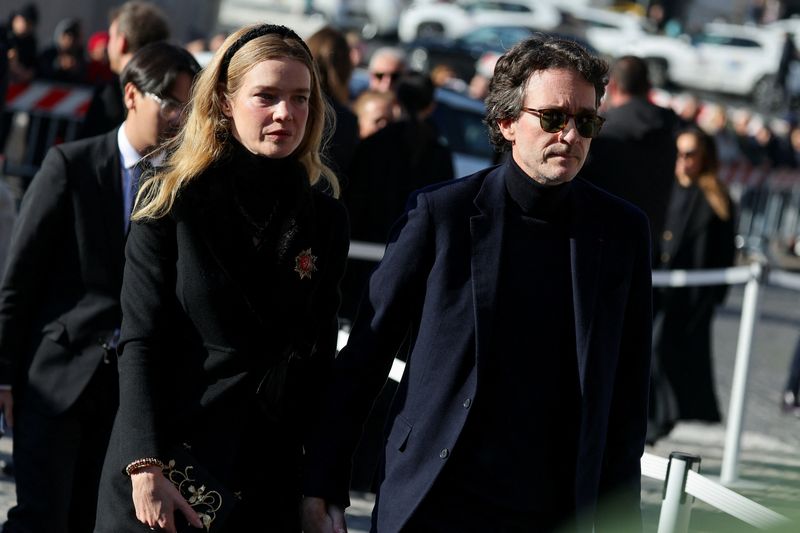 Actor Anne Hathaway and her husband Adam Shulman arrive for the funeral ceremony of fashion designer Valentino Garavani, who died at the age of 93, at the Basilica of Saint Mary of the Angels and Martyrs in Rome, Italy, January 23, 2026. REUTERS/Yara Nardi