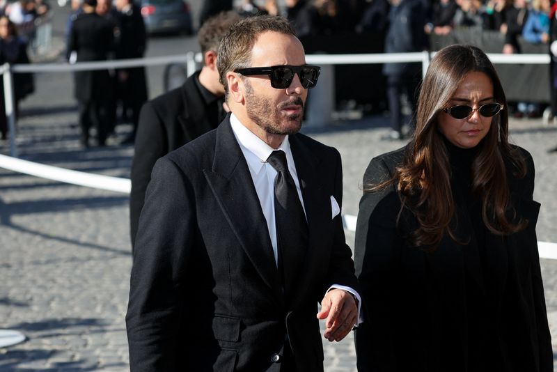 Actor Anne Hathaway and her husband Adam Shulman arrive for the funeral ceremony of fashion designer Valentino Garavani, who died at the age of 93, at the Basilica of Saint Mary of the Angels and Martyrs in Rome, Italy, January 23, 2026. REUTERS/Yara Nardi