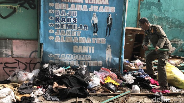 Pembongkaran lapak di jalan Dr Sardjito, Terban, Kota Jogja, Sabtu (24/1/2026).