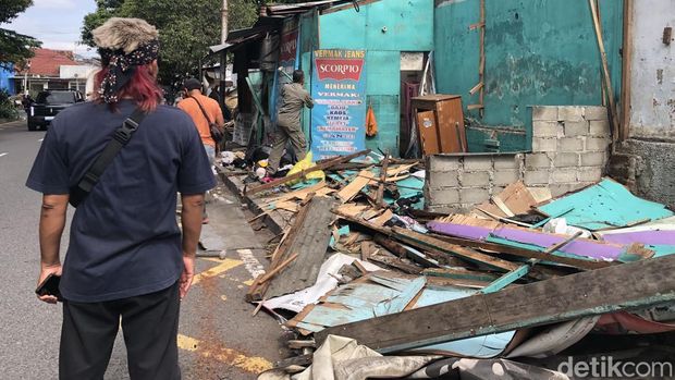 Pembongkaran lapan Pembongkaran lapak di jalan Dr Sardjito, Terban, Kota Jogja, Sabtu (24/1/2026).