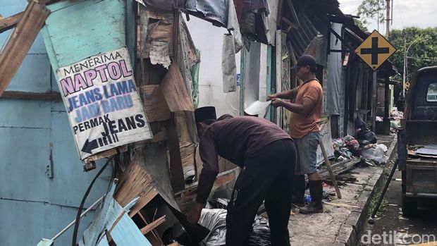 Pembongkaran lapan Pembongkaran lapak di jalan Dr Sardjito, Terban, Kota Jogja, Sabtu (24/1/2026).