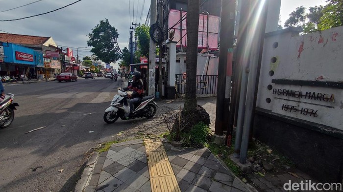 Pemotor Tertimpa Tiang WiFi Roboh di Jakal Sleman