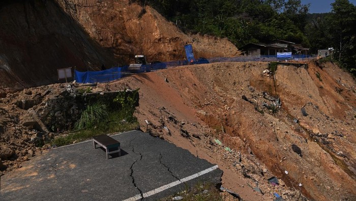 Pekerja menggunakan alat berat melakukan pemadatan di Jalan Lintas Sumatera Tarutung-Sibolga yang terputus akibat bencana di Desa Simaninggir, Tapanuli Tengah, Sumatera Utara, Sabtu (24/1/2026). Proses pemulihan jalan yang dilakukan Kementerian Pekerjaan Umum melalui PT Hutama Karya tersebut sudah terhubung dan bisa dilewati bagi warga setempat namun belum dapat dibuka untuk umum karena tebing jalan harus diproteksi terlebih dahulu untuk mencegah longsor susulan dan ditargetkan rampung untuk dapat dilalui kendaraan umum pada akhir tahun 2026. ANTARA FOTO/Indrianto Eko Suwarso/nym.