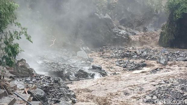 Penampakan kolam air panas Guci, Tegal luluh lantak usai diterjang banjir bandang, Sabtu (24/1/2026).