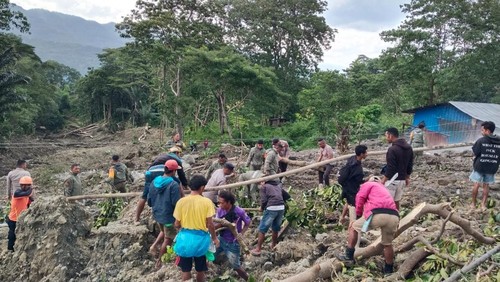 Pencarian dua korban tertimbun material longsor di Kampung Tuwa dan Kampung Pau, Desa Goreng Meni, Kecamatan Lamba Leda, Manggarai Timur, NTT, Sabtu (24/1/2026). (Foto: Dok. Polsek Lamba Leda Utara)