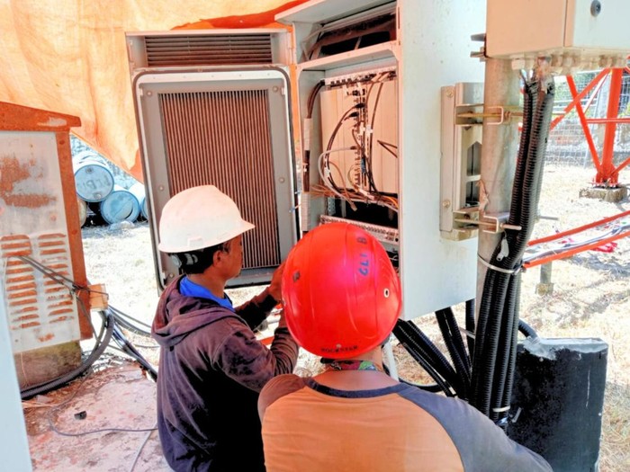 Pengecekan & troubleshoot perangkat BTS dan perangkat Vsat di site Long Pujungan (Dok. Telkomsel Tarakan)