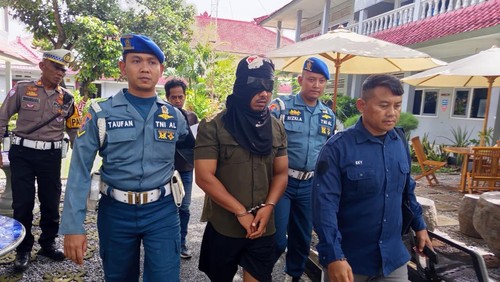 Tersangka penjualan senjata api diserahkan ke Polsek Denpasar Selatan, Jumat (23/1/2026). (Dok. Lanal Bali).