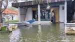 Perahu  Transportasi Andalan Warga Lamongan saat Banjir Melanda